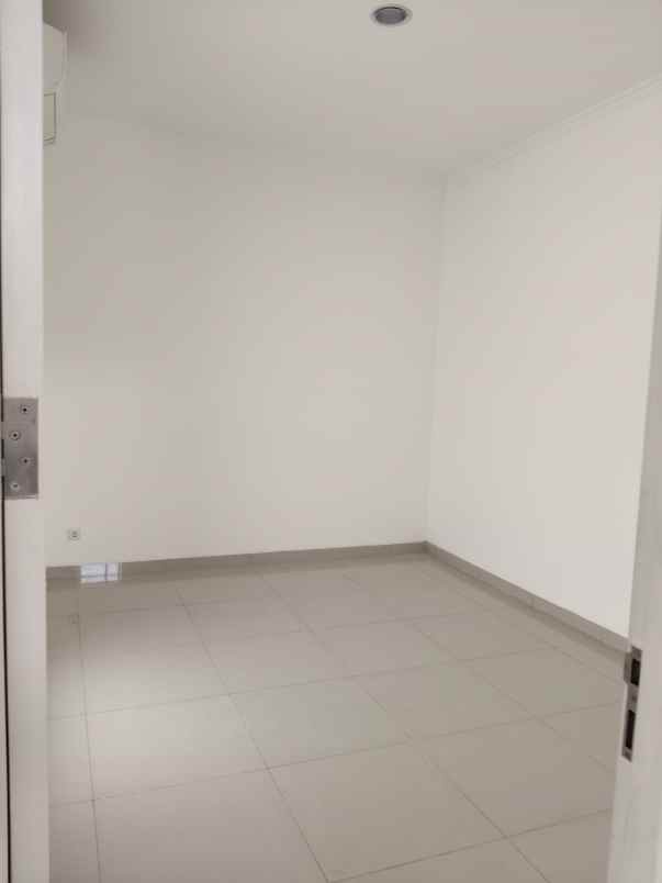 dijual rumah siap huni di suvarna sutera cluster dhana