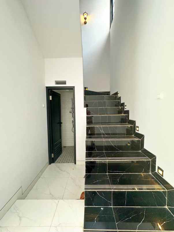 dijual rumah srengseng sawah