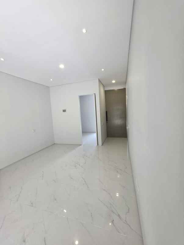 dijual rumah sutorejo