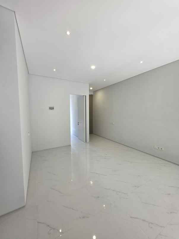 dijual rumah sutorejo