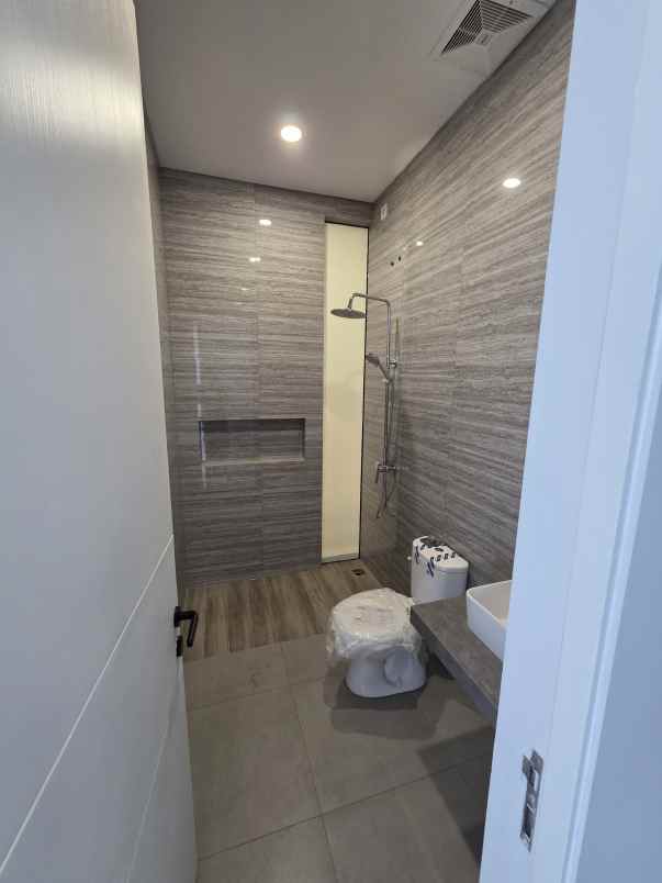 dijual rumah sutorejo