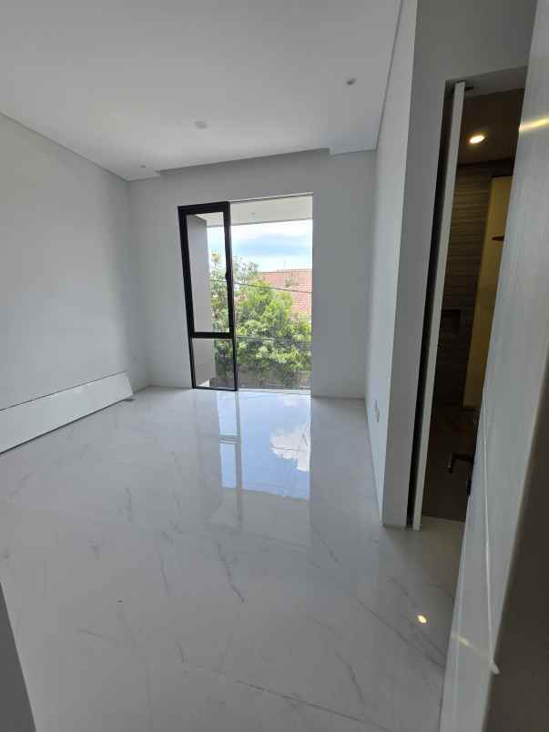 dijual rumah sutorejo