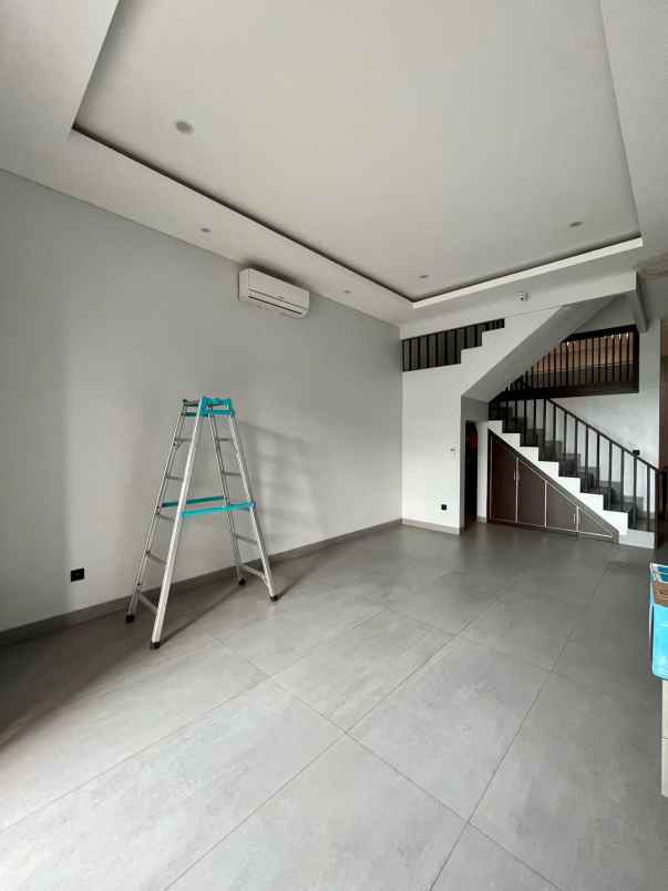 dijual rumah taman kencana