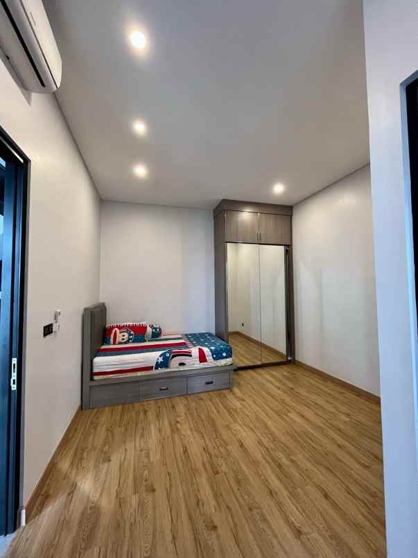 dijual rumah taman kencana