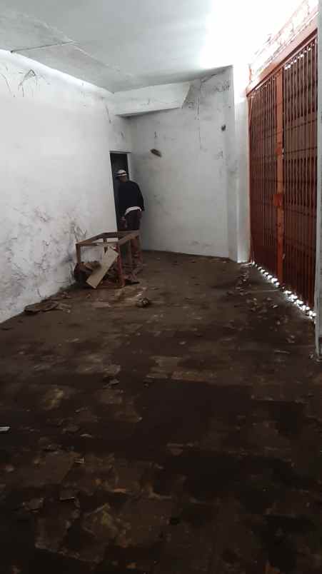 dijual rumah tepi jalan raya sukarno