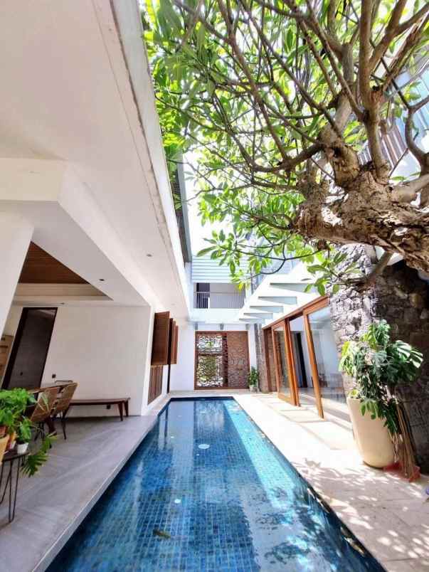 dijual rumah villa royal pakuwon city