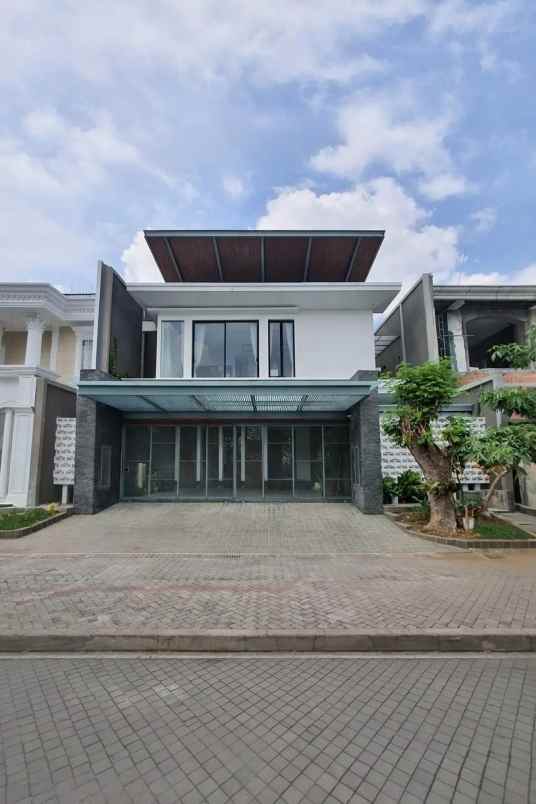 dijual rumah villa royal pakuwon city