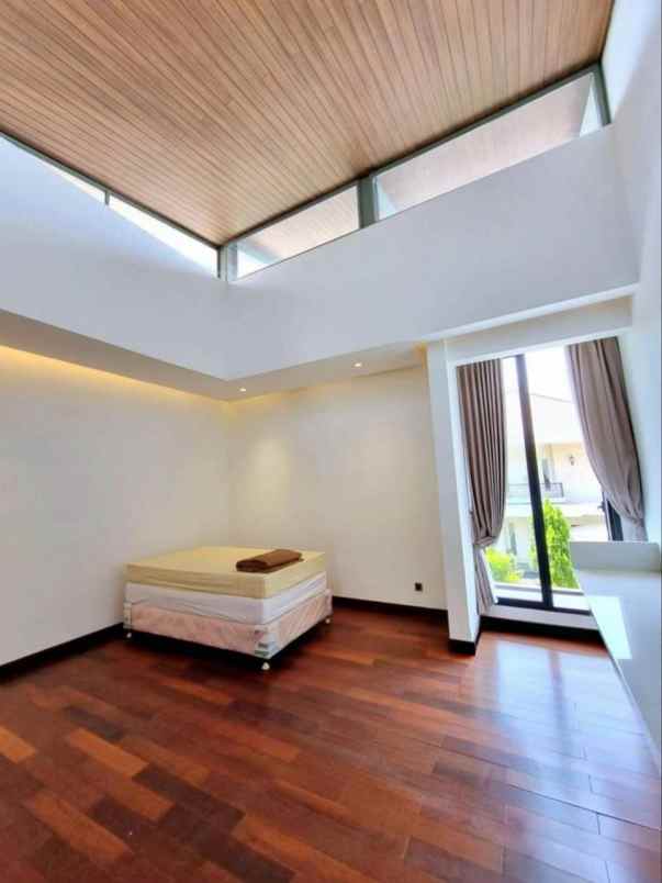 dijual rumah villa royal pakuwon city