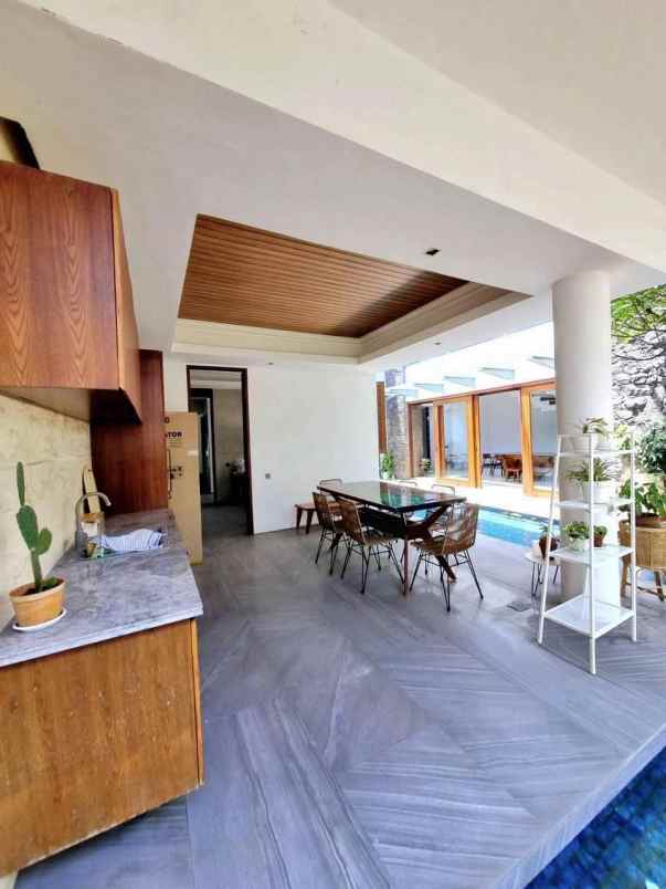 dijual rumah villa royal pakuwon city