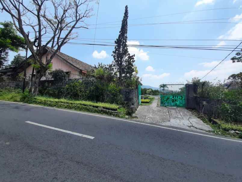 dijual villa jalan raya kebun raya