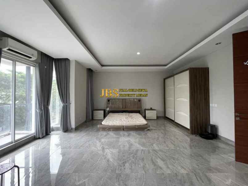 dijual villa komplek citraland gama