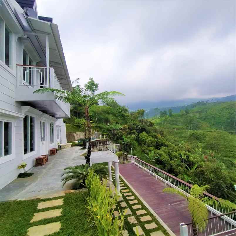 dijual villa mewah kemuning karanganyar