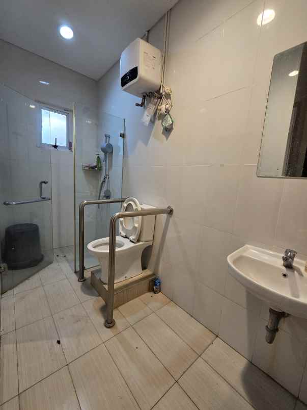 disewakan rumah cluster palm spring jgc