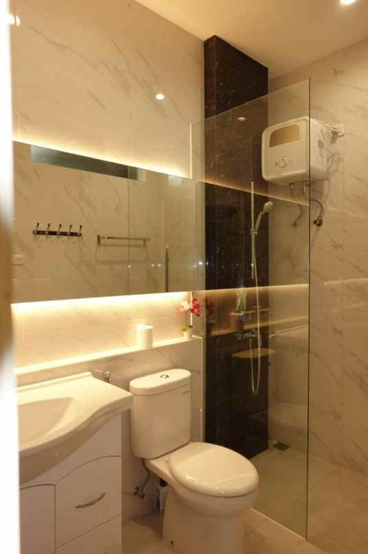 disewakan rumah furnish elegan kawasan manyar jaya