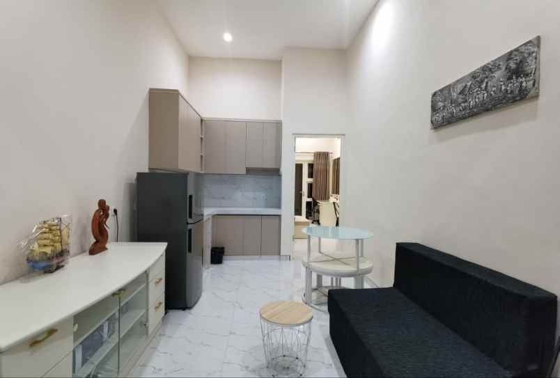 disewakan rumah furnish elegan kawasan manyar jaya