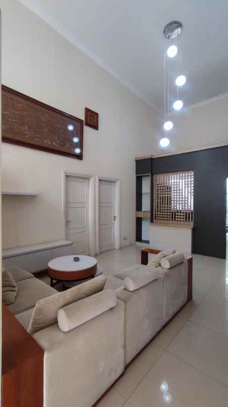 disewakan rumah komplek setraduta bandung