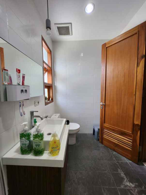 hunian tenang di veteran bintaro lt 215 shm pribadi