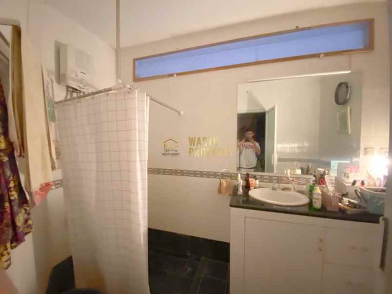 kost 2 lantai fully furnish dekat kampus uii