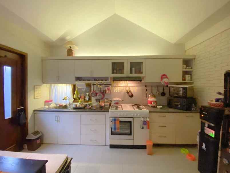 kost 2 lantai fully furnish dekat kampus uii