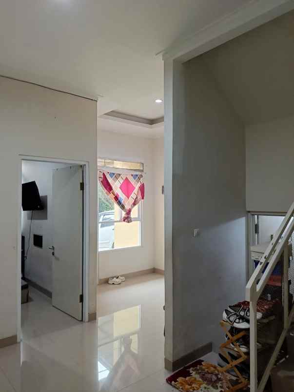 over kredit 75jt rumah 2 lantai di tapos depok