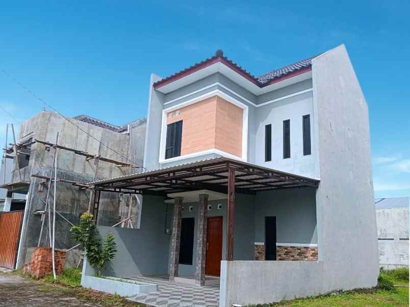 rumah 2 lantai dekat solo baru