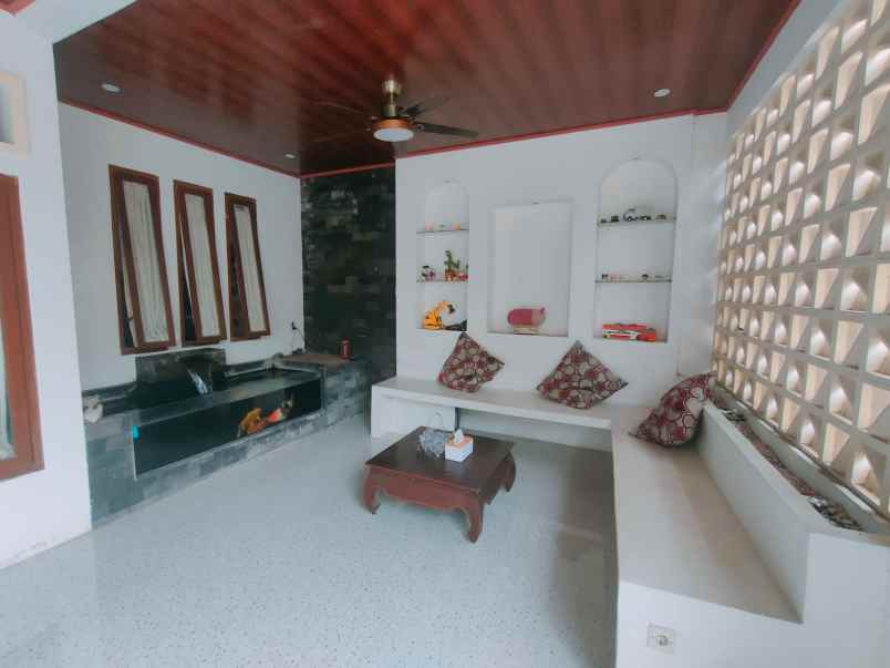 rumah 2 lantai strategis di tengah kota garasi 2 mobil