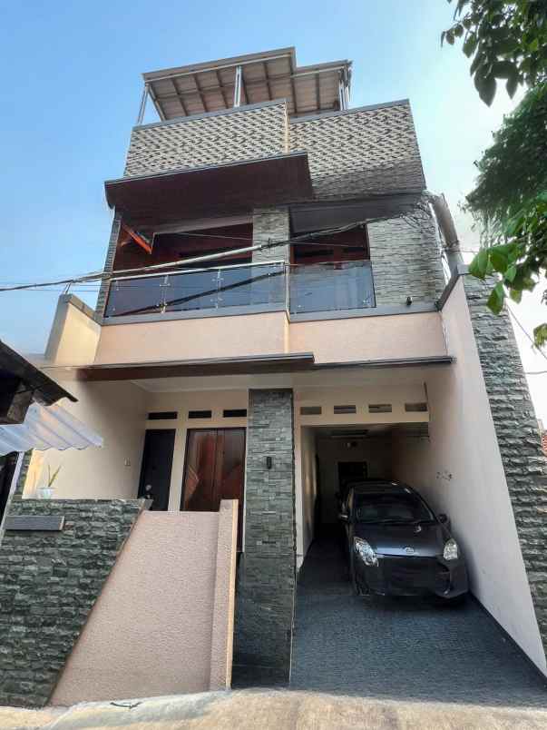 rumah 3 lantai non komplek di ciledug tangerang