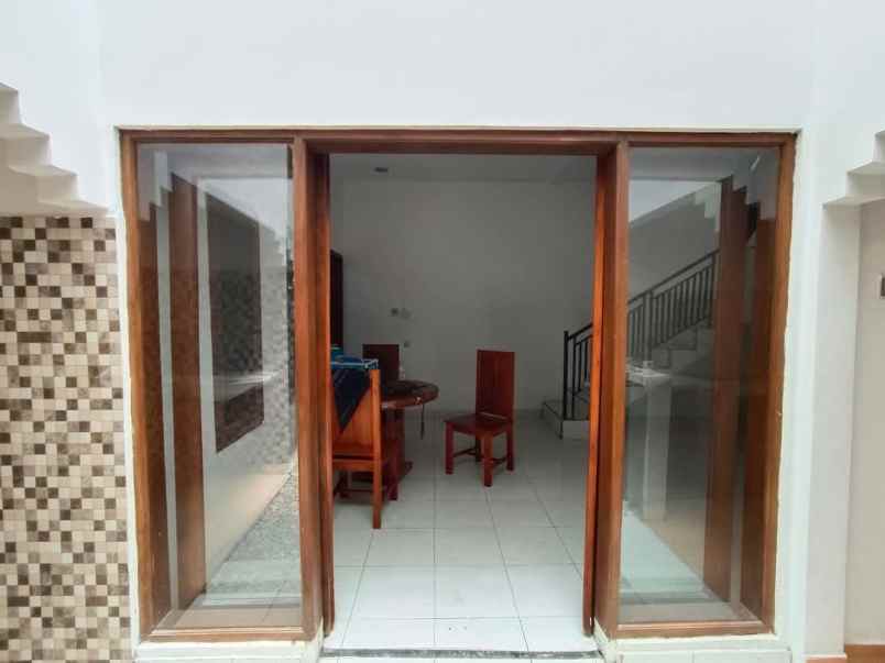 rumah asri 3 lantai di komplek bumi harapan