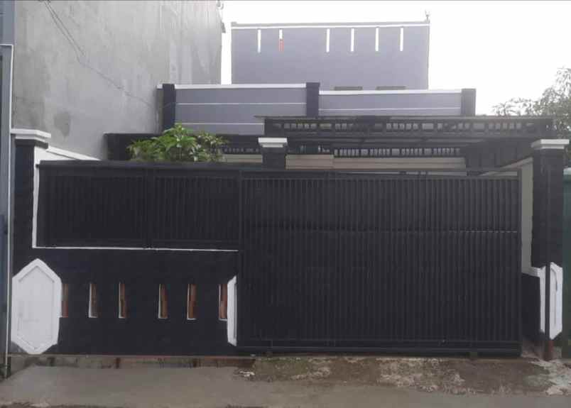 rumah asri 3 lantai di komplek bumi harapan