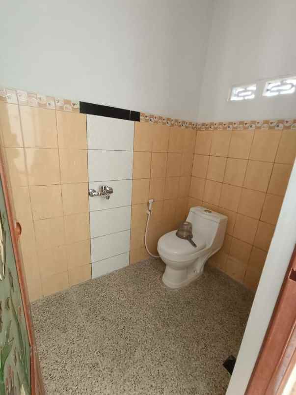 rumah asri 3 lantai di komplek bumi harapan