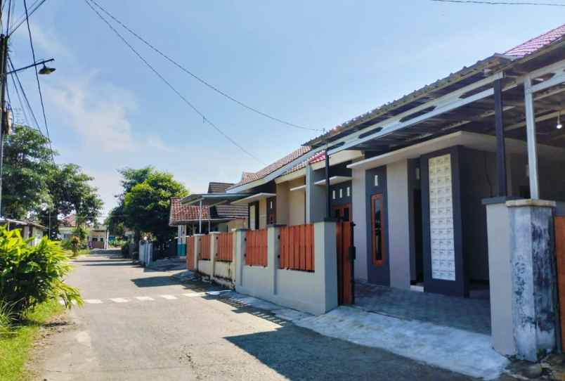 rumah baru 3 kamar view sawah dekat bandara adisucipto