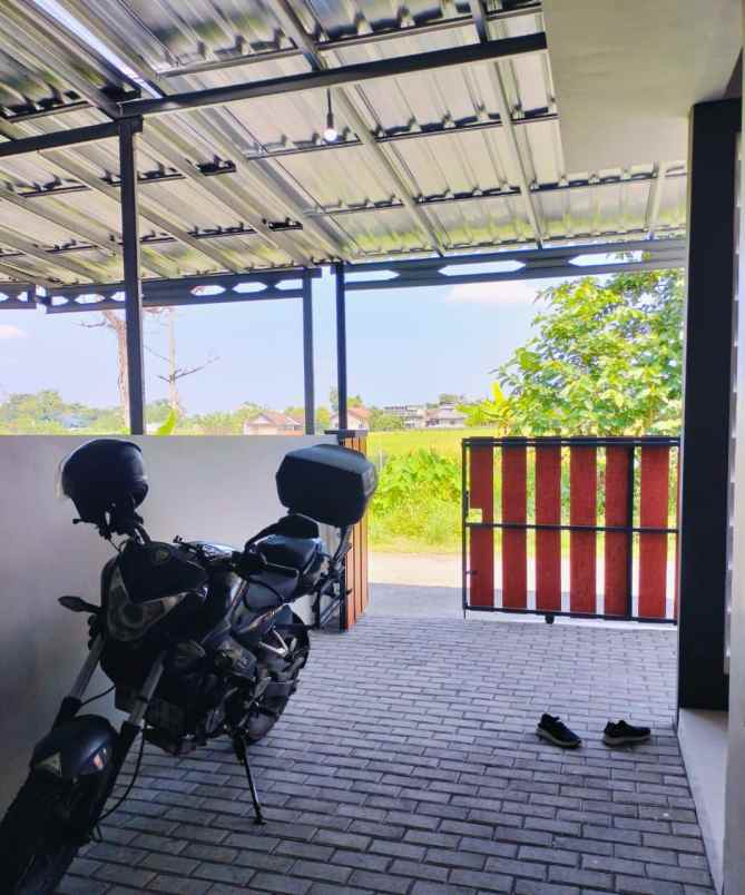 rumah baru 3 kamar view sawah dekat bandara adisucipto