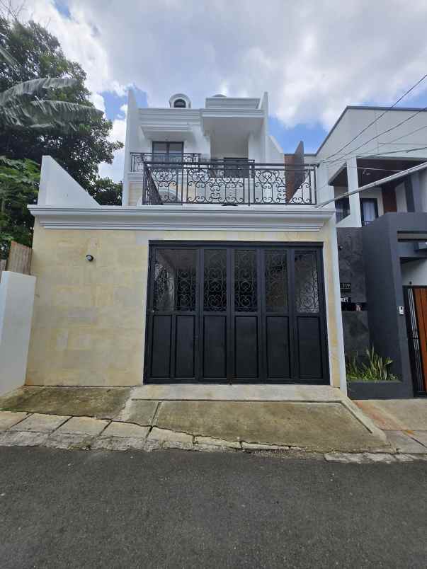 rumah baru dgn private pool di jagakarsa