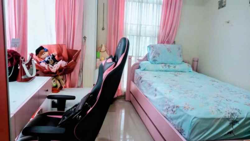 rumah hook manyar surabaya siap huni full furnish nego