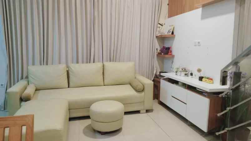rumah hook manyar surabaya siap huni full furnish nego