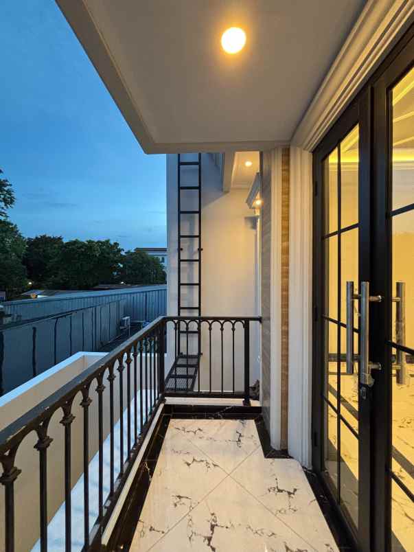 rumah jagakarsa dalam komplek