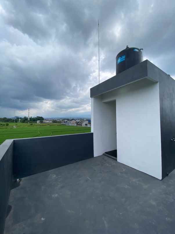 rumah konsep american classic lokasi suhat malang