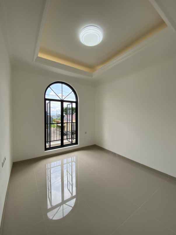 rumah konsep american classic lokasi suhat malang