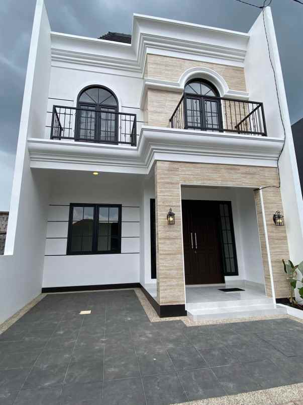 rumah konsep american classic lokasi suhat malang