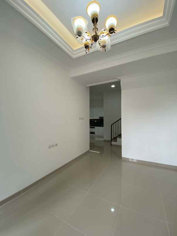 rumah konsep american classic lokasi suhat malang