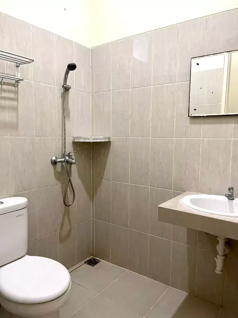 rumah kos terawat banget full penghuni di rawasari