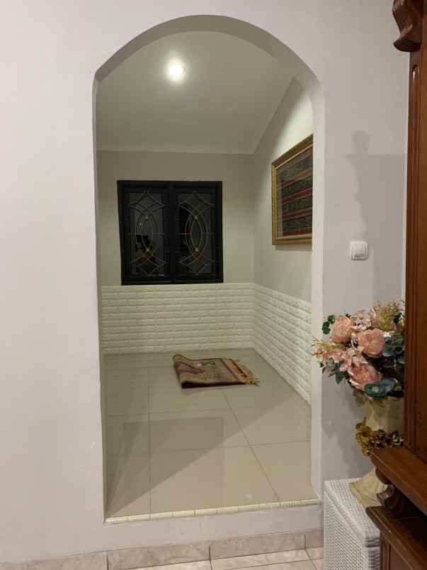 rumah mewah 2 lantai di jln dr ratna jatibening bekasi