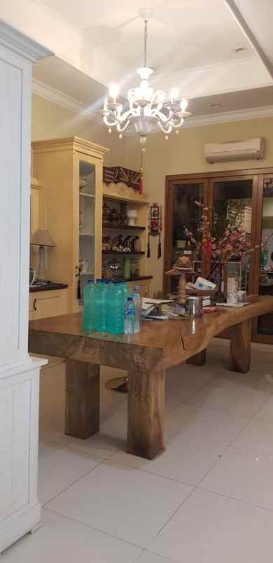 rumah mewah di jl mokmer jakarta pusat