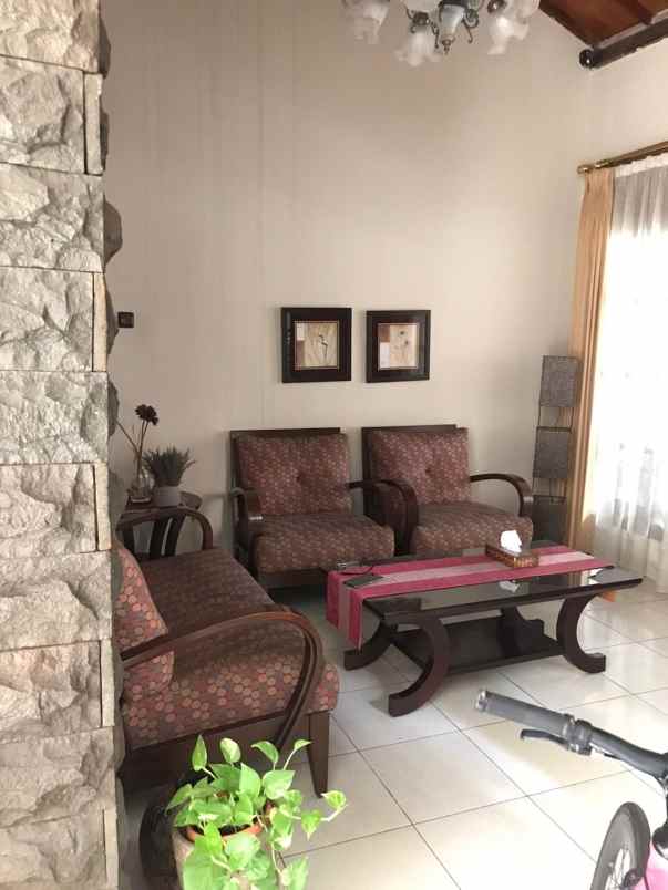 rumah mewah luas di jl cigadung raya