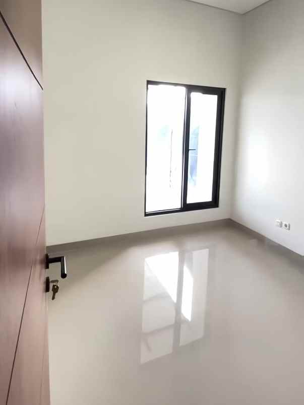 rumah mewah satu lantai di dalam cluster tembalang