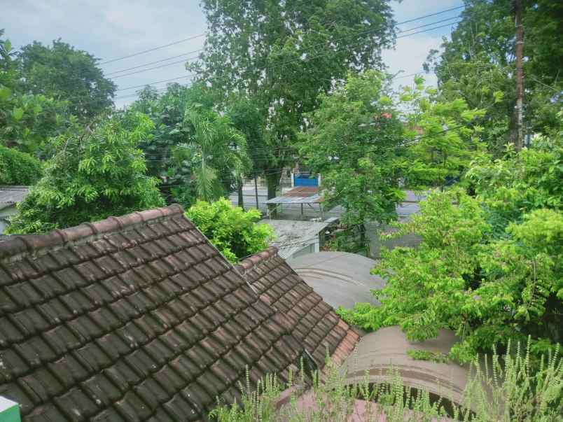 rumah mewah siap huni lokasi strategis dekat fasum