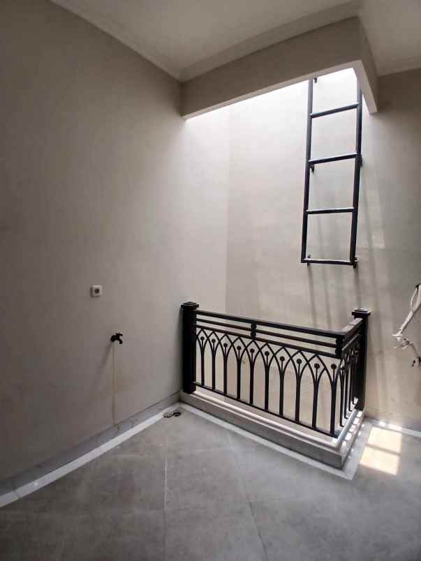 rumah minimalis 2 lantai siap huni di tanah baru depok