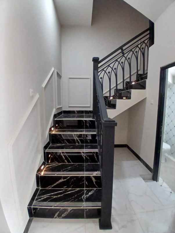 rumah minimalis 2 lantai siap huni di tanah baru depok