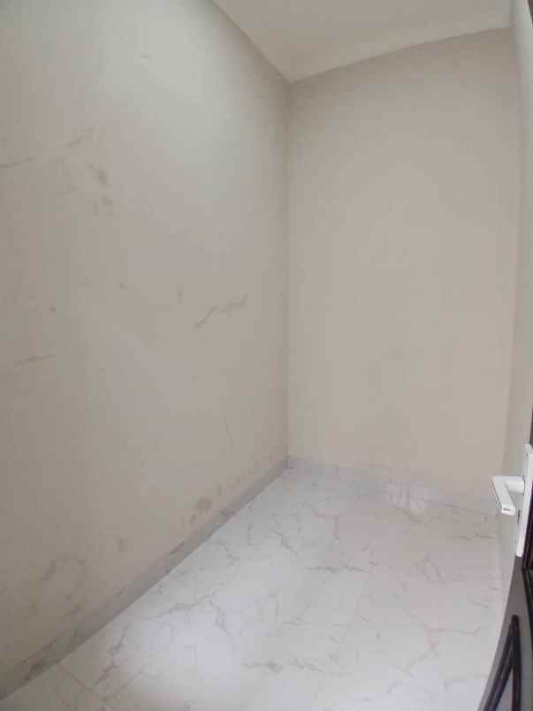rumah minimalis 2 lantai siap huni di tanah baru depok
