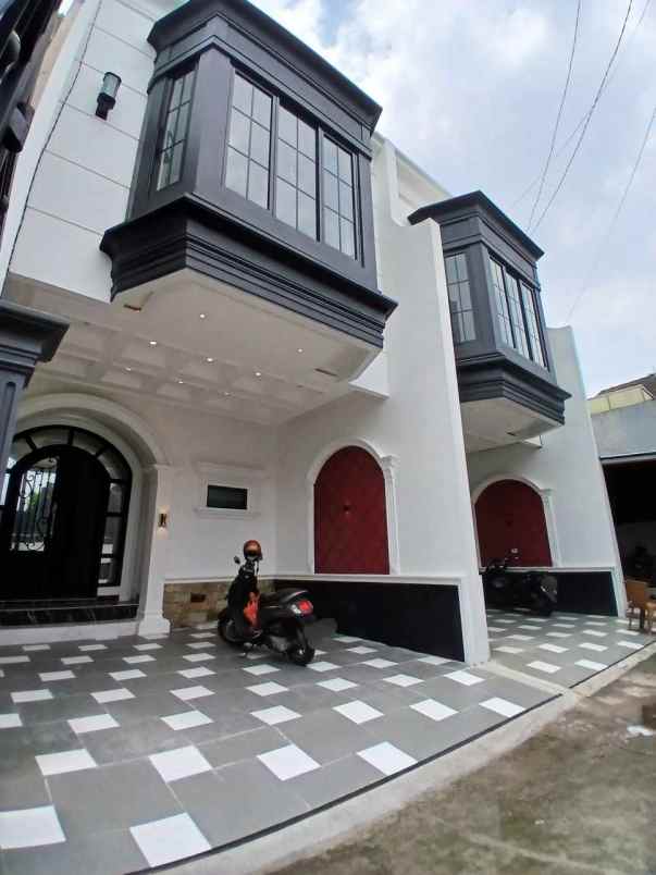 rumah minimalis 2 lantai siap huni di tanah baru depok